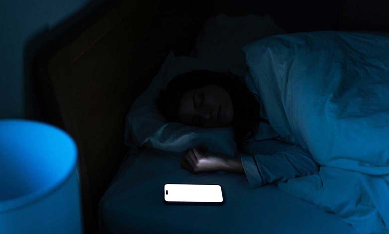 Dormir avec son téléphone à proximité : un risque pour la santé à long terme