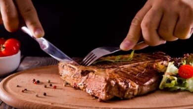 Une étude remet en question l’idée reçue : la consommation de viande pourrait augmenter les chances d’atteindre 100 ans