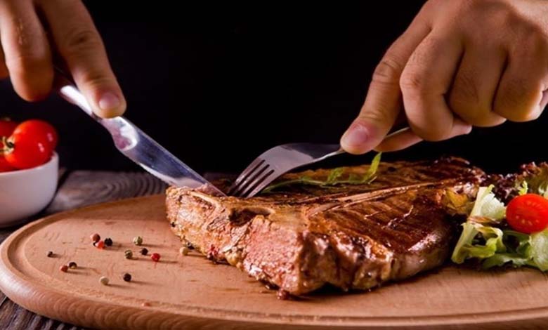 Une étude remet en question l’idée reçue : la consommation de viande pourrait augmenter les chances d’atteindre 100 ans