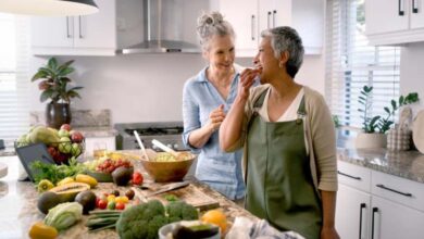 Comment la fatigue vous pousse vers des aliments qui accélèrent le vieillissement : mécanismes et implications