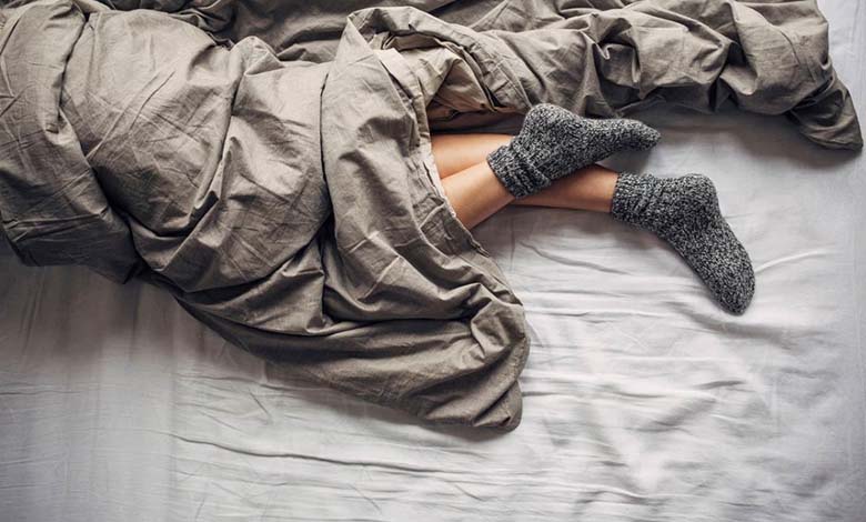 Porter des chaussettes : améliore-t-il la qualité du sommeil en hiver ?