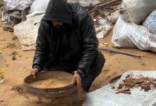 Une boîte pour les ossements : à Gaza, un Palestinien rassemble les restes de sa famille pièce par pièce