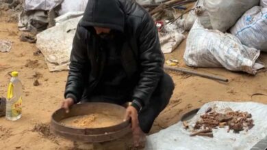 Une boîte pour les ossements : à Gaza, un Palestinien rassemble les restes de sa famille pièce par pièce