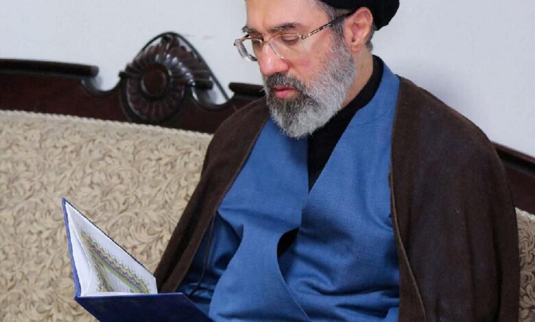 La survie du fils de Khamenei à une tentative d'assassinat redessine la cartographie du pouvoir en Iran