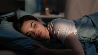 Pourquoi l’anxiété vous envahit-elle dès que vous posez la tête sur l’oreiller ?