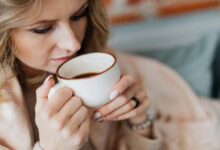 Boire du café le matin ou tout au long de la journée : quelle est la meilleure option pour la santé et la performance ?