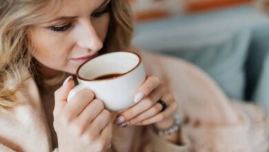 Boire du café le matin ou tout au long de la journée : quelle est la meilleure option pour la santé et la performance ?