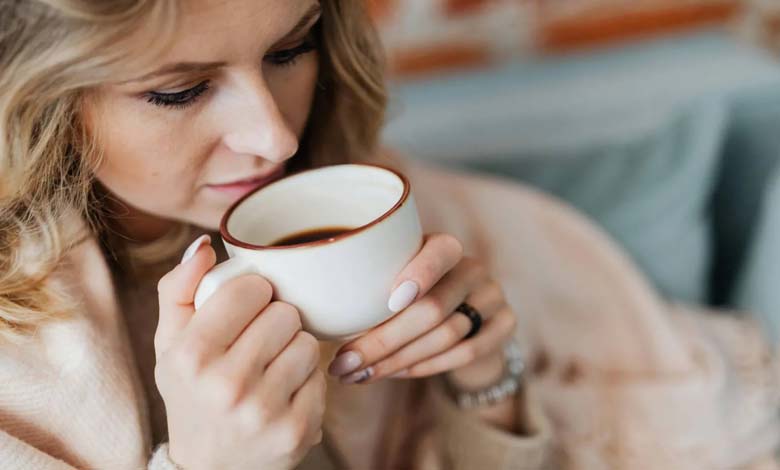 Boire du café le matin ou tout au long de la journée : quelle est la meilleure option pour la santé et la performance ?