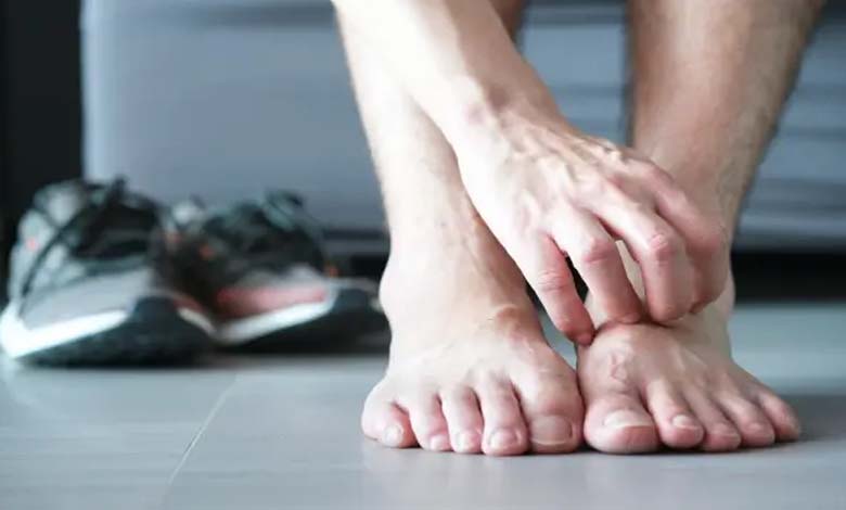 Des indicateurs préoccupants pouvant débuter par une simple démangeaison des pieds : comprendre les causes et les implications