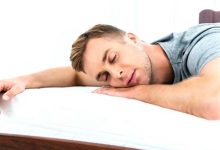 Dormir sans oreiller : des bénéfices inattendus pour la santé ou une pratique à nuancer ?