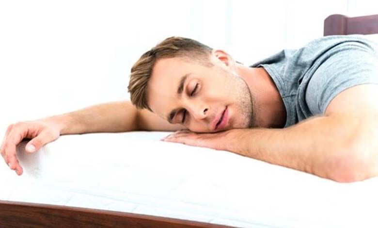 Dormir sans oreiller : des bénéfices inattendus pour la santé ou une pratique à nuancer ?