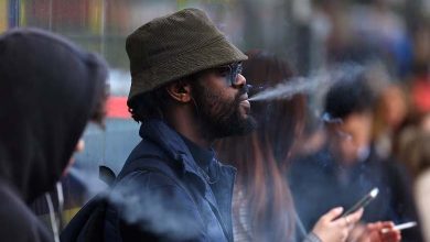 Le Royaume-Uni adopte une loi interdisant le tabagisme à certaines générations à vie : enjeux, implications et perspectives