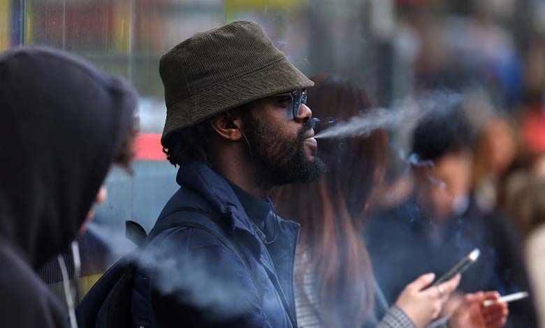 Le Royaume-Uni adopte une loi interdisant le tabagisme à certaines générations à vie : enjeux, implications et perspectives