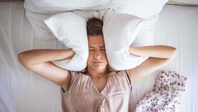 Les bruits imaginaires pendant le sommeil : comprendre le syndrome de la tête qui explose