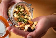 Malgré leur densité calorique élevée, pourquoi les noix et graines ne favorisent-elles pas nécessairement la prise de poids ?