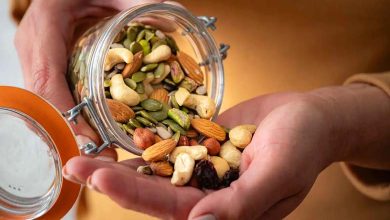 Malgré leur densité calorique élevée, pourquoi les noix et graines ne favorisent-elles pas nécessairement la prise de poids ?