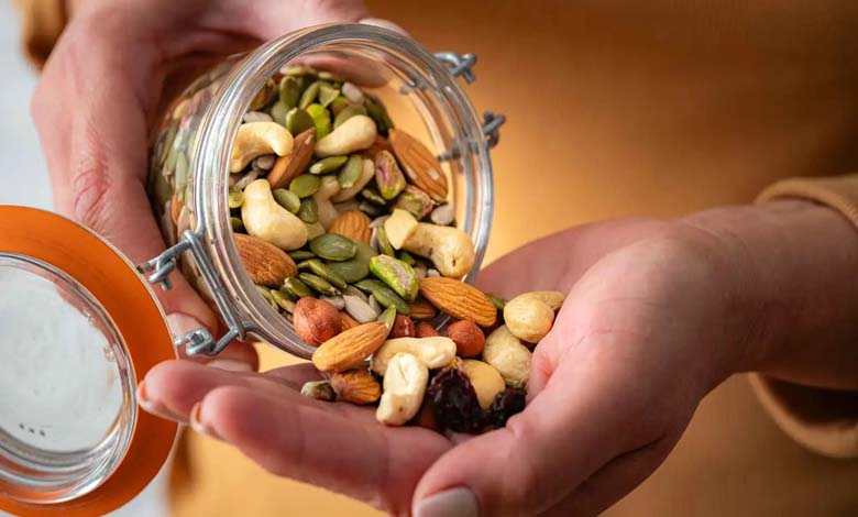 Malgré leur densité calorique élevée, pourquoi les noix et graines ne favorisent-elles pas nécessairement la prise de poids ?