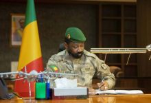 Première apparition officielle du chef du conseil militaire au Mali depuis les attaques de samedi 