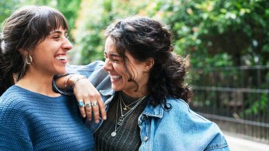 Quel lien entre le rire et le syndrome de l’intestin irritable ? Exploration des interactions entre émotions, système nerveux et santé digestive