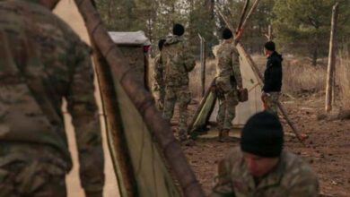 S’entraîner à manger des insectes… Les secrets de survie d’un pilote américain en 4 lettres