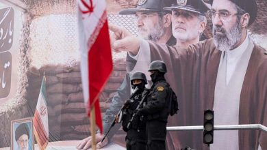 Un visage défiguré et une jambe manquante : nouveaux détails sur la blessure du guide de l’Iran