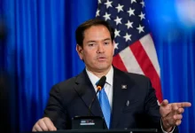 Aucun échappatoire : Rubio menace l’État défaillant tandis que le Nimitz renforce le blocus
