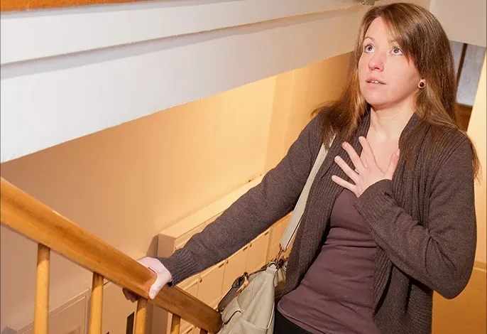 L’essoufflement dans les escaliers : à partir de quand devient-il un signal d’alerte ?