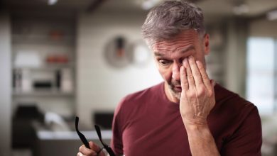 Se frotter les yeux : une habitude qui commence par une simple démangeaison et peut finir par de graves complications