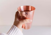 Boire de l’eau dans des gobelets en cuivre : renforce-t-il réellement le système immunitaire ?