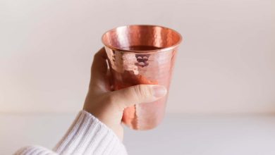 Boire de l’eau dans des gobelets en cuivre : renforce-t-il réellement le système immunitaire ?