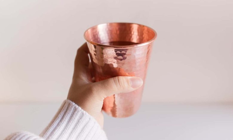 Boire de l’eau dans des gobelets en cuivre : renforce-t-il réellement le système immunitaire ?