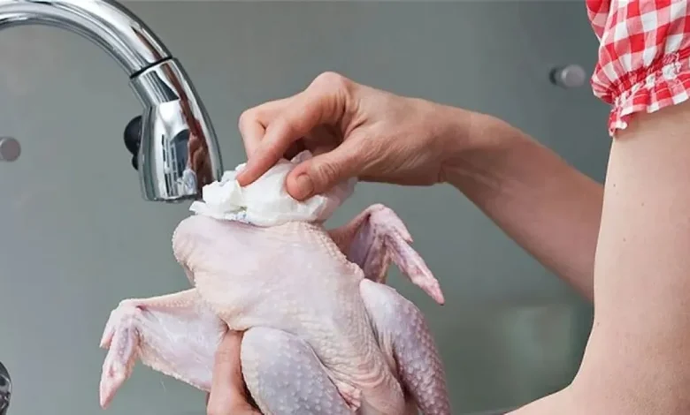 Faut-il laver le poulet avant la cuisson ? Une nutritionniste explique la vérité