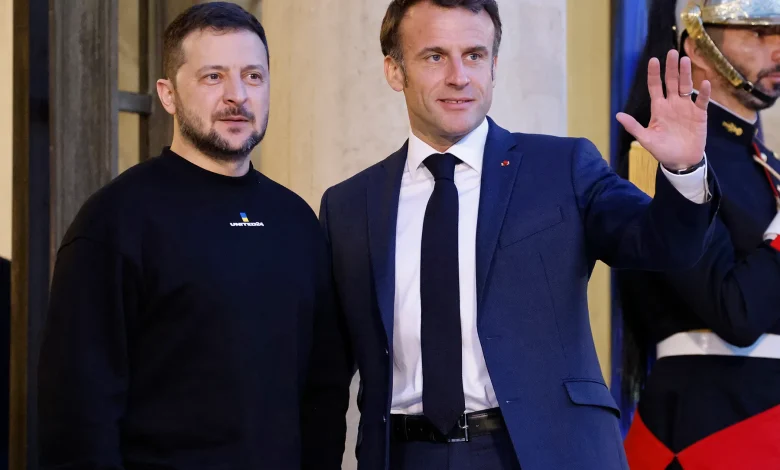 L’Ukraine met à l’épreuve l’unité de l’Occident : Macron à la recherche d’un consensus perdu 