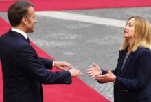 L’ancienne rivalité et la dernière opportunité : le différend avec Trump rapproche Macron et Meloni