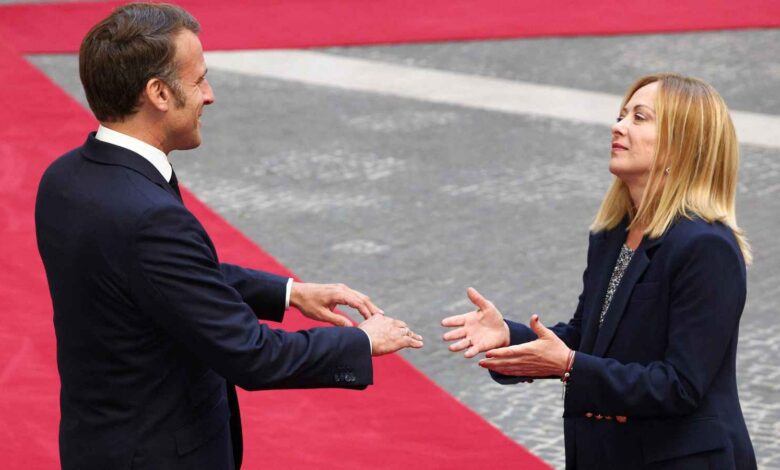 L’ancienne rivalité et la dernière opportunité : le différend avec Trump rapproche Macron et Meloni