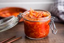 Le kimchi pourrait aider l’organisme à éliminer les microparticules de plastique : ce que suggèrent les recherches récentes