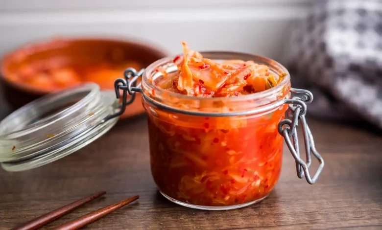 Le kimchi pourrait aider l’organisme à éliminer les microparticules de plastique : ce que suggèrent les recherches récentes