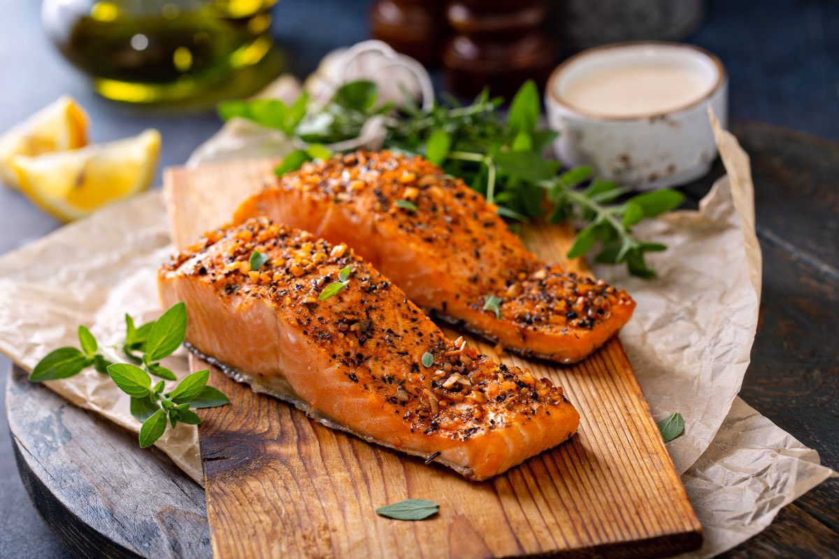 Le saumon en tête de la liste des aliments favorisant la santé des personnes âgées