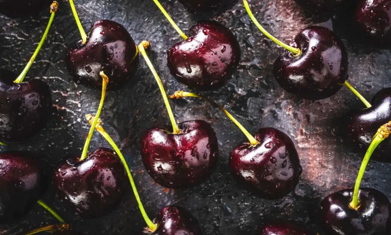 Les bienfaits remarquables des cerises noires : à condition de ne pas dépasser une certaine quantité chaque jour
