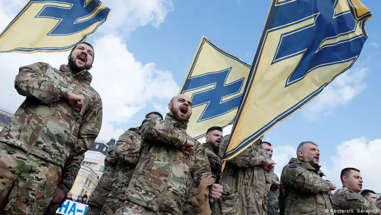 L’extrême droite et l’armée ukrainienne : la controverse sur le nazisme fissure le mur du soutien occidental