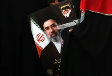 Un Guide assiégé entre médiateurs et intermédiaires : pourquoi la réponse iranienne tarde