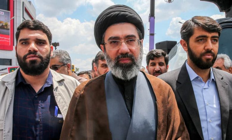 Une marionnette entre les mains des Gardiens de la révolution : comment le rôle du Guide suprême en Iran a-t-il changé ?
