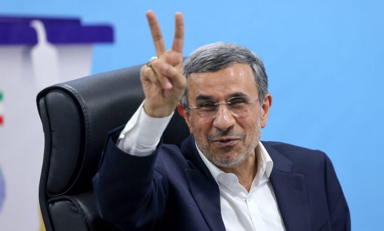 Ahmadinejad réapparaît après avoir été donné pour mort lors des funérailles de Khamenei