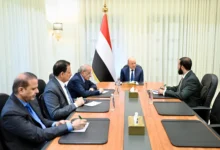 Al-Alimi révèle une coordination avec l’Arabie saoudite pour sécuriser les voies navigables