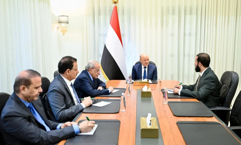 Al-Alimi révèle une coordination avec l’Arabie saoudite pour sécuriser les voies navigables
