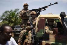 Des attaques coordonnées secouent le Mali : des combats se poursuivent et une prison près de Bamako est prise pour cible