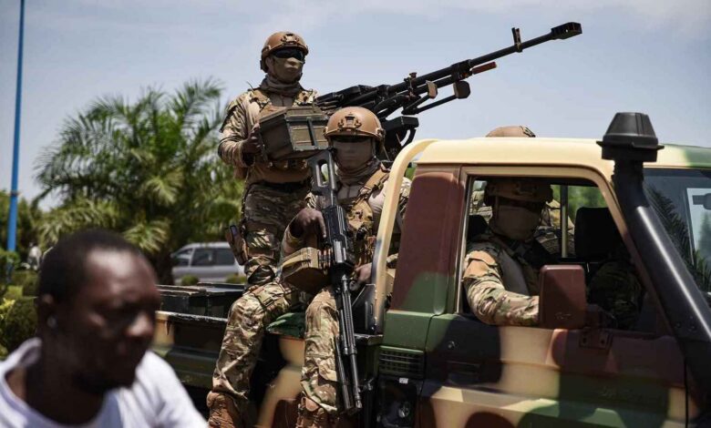 Des attaques coordonnées secouent le Mali : des combats se poursuivent et une prison près de Bamako est prise pour cible