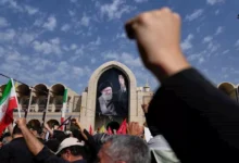 Les rivalités entre les différentes factions du régime éclatent au grand jour lors des funérailles de Khamenei