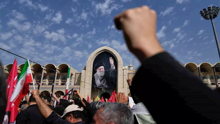 Les rivalités entre les différentes factions du régime éclatent au grand jour lors des funérailles de Khamenei