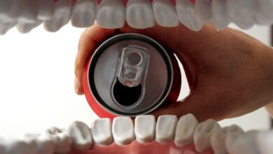 Pires que le sucre : les boissons énergisantes menacent l'émail des dents